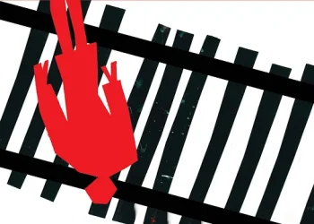 ট্রেনের ইঞ্জিনের হুকে আটকে গেল লাশ